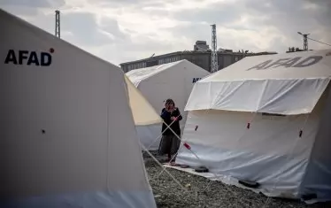 Дъждове наводниха палатките на останалите без дом след земетресенията в Турция
