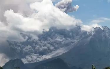 Вулканът Мерапи в Индонезия изригна и покри села с пепел