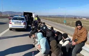 Задържаха 50 мигранти в камион на „Ботевградско шосе“