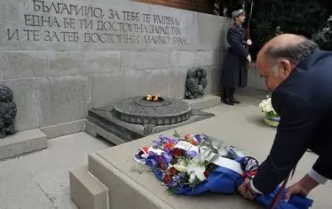 Посланикът на САЩ поднесе цветя на Паметника на Незнайния воин