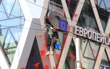 МВР и прокуратурата си премятат делото за червената боя върху Дома на Европа