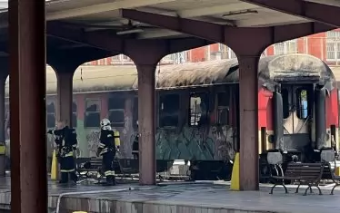 Вагон от пътнически влак изгоря на гара Варна