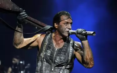 100 стихотворения подгряват концерта на Тил Линдеман