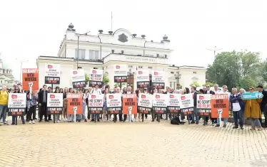 Сценаристи протестираха пред парламента 