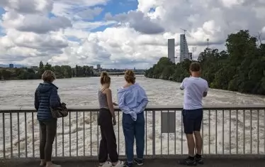 Екоактивисти в Швейцария блокираха движението по река Рейн
