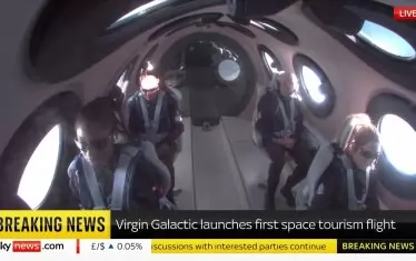 Virgin Galactic изведе успешно първите си туристи в космоса