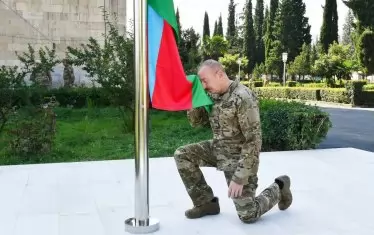 Алиев издигна знамето на Азербайджан в Карабах