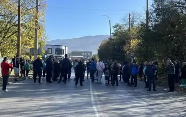 Жители на Перник протестират, вместо да гласуват