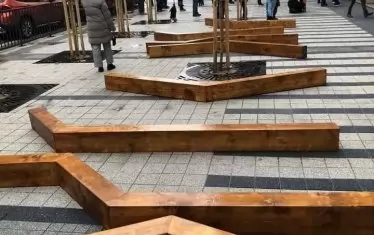 Строител заряза греди за пейки пред две училища в центъра на София
