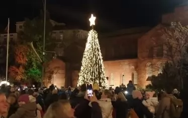 Коледната елха на София грейна пред "Св. Александър Невски"