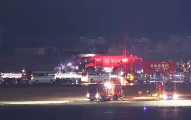 Екипажът на горящ самолет спаси 379 души за 90 секунди