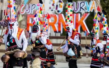 10 000 кукери в Перник оборват воя срещу етнофестивалите