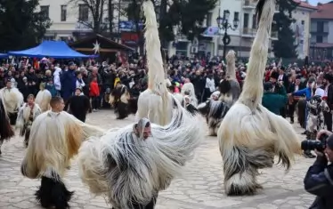 Хиляди българи откриха сезона на кукери и мечкари