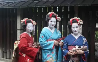 Япония ограничава достъпа на туристи до квартала на гейшите в Киото