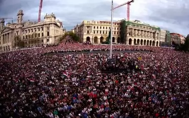 Десетки хиляди протестираха срещу Орбан в Будапеща
