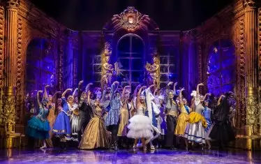 230 костюма се сменят на сцената на „Фантомът на операта”