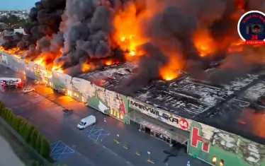 Голям пожар избухна в търговски център във Варшава