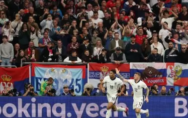 Провокации на фенове белязаха постна победа на Англия над Сърбия