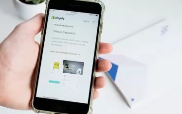 Shopify прави своите AI инструменти достъпни за повече потребители