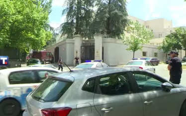 Сръбски жандармерист бе прострелян с арбалет пред посолството на Израел