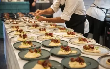 Бежанци готвят 5-степенно меню в уникален ресторант