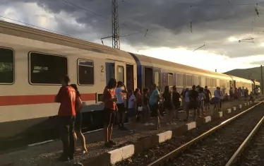 Дърво падна върху влака от Варна за София и рани жена