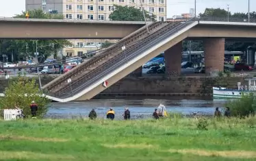 В Дрезден се срутиха 100 м от мост над Елба