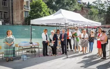 Изградени при ГЕРБ училищни салони капят или въобще не работят