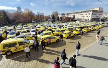 Таксиджиите заплашват да блокират магистрали по Коледа