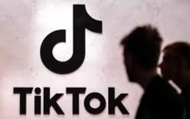 Как крайнодесните използват TikTok за лъжи и конспирации