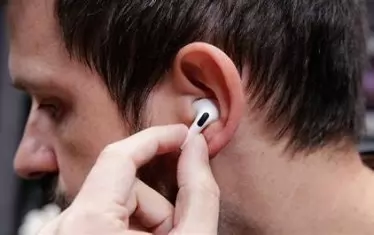 Слушалките AirPod стават синхронни преводачи