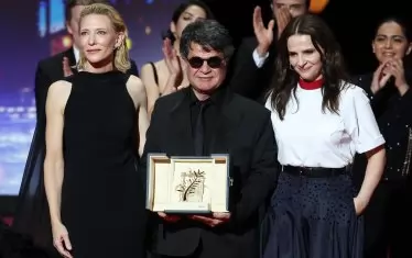 Осъденият в Иран Джафар Панахи спечели "Златна палма" в Кан