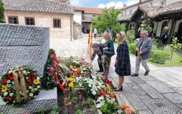 Българска делегация почете
Гоце Делчев в храма "Св.Спас" в Скопие