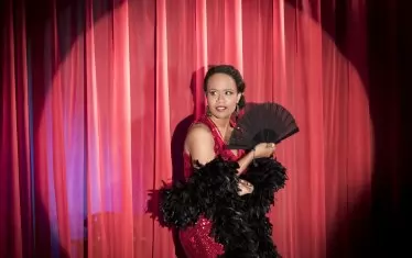 Музикалната мистерия „Записки на жената призрак“ излиза премиерно в 4 държави