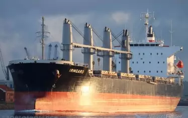 Кораб с 30 000 тона тор заседна в Бургас