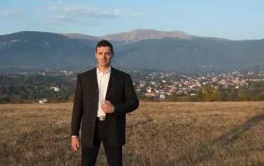 Маскирани с бухалки нахлуха в общината в софийската Бистрица