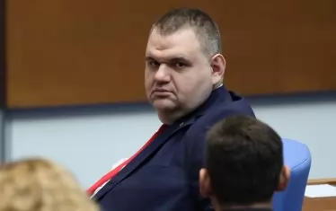 Голямото Д потъна в стратегическо мълчание