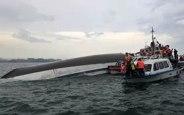 38 туристи загинаха след обръщане на корабче във Виетнам