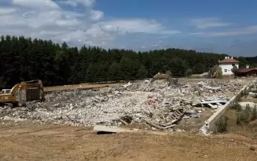 Събориха незаконната постройка на Румен Гайтански край яз. "Искър"