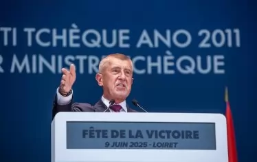 Пенсионер атакува с бастун Андрей Бабиш по време на митинг