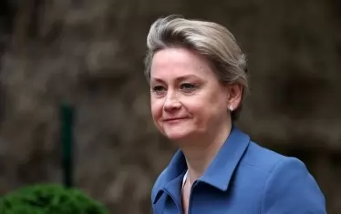 Великобритания ограничава мигрантите да водят близките си в страната