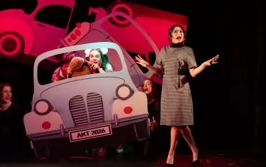 Студенти и кукли се вихрят в бродуейски мюзикъл за фазите на любовта