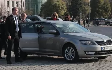 Управляващите налагат на Радев да приеме превоз от НСО