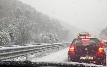 Снeгът доведе до огромни задръствания по "Тракия" и "Хемус"