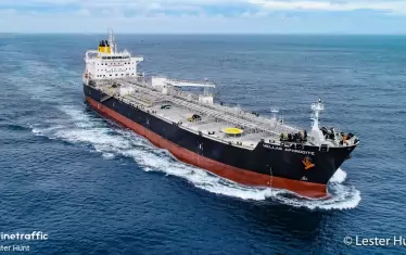 Военни кораби спасиха превзетия от пирати танкер