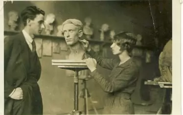 Изложба представя Васка Емануилова като скулптор и модел на художници