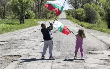 Над 20 коли пукнаха гума в дупка до Враца