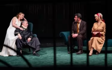 Шпиони от Студената война заговорничат в Народния театър