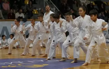 143 спортни клуба взимат 770 000 евро за работа с деца