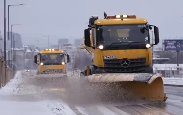 Автобус с 10 пътници остана блокиран цяла нощ заради лошото време